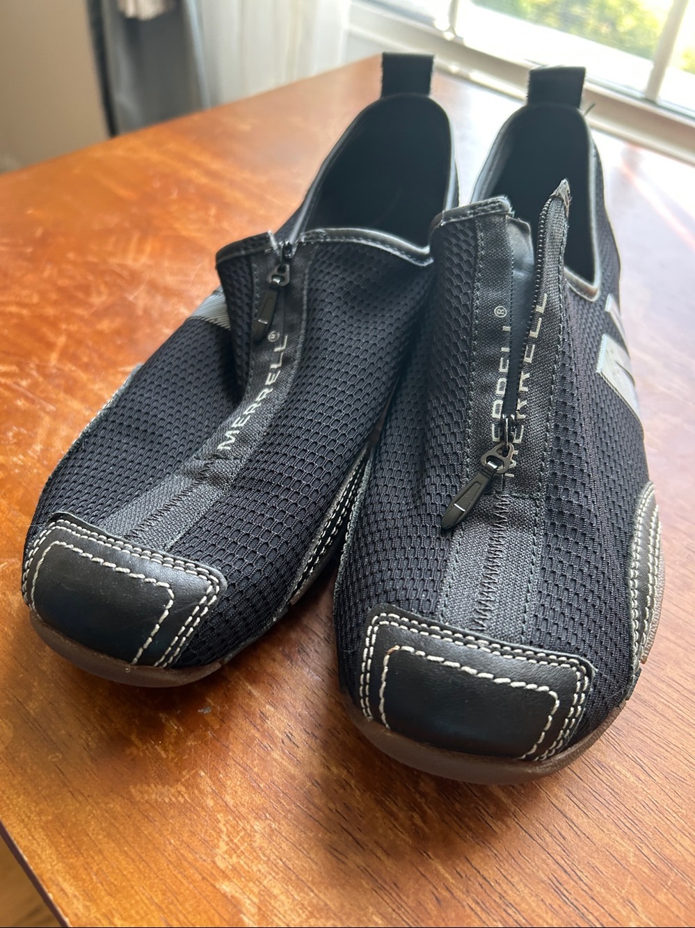 Ladies, black slip on Merrell shoes - Picture 3 of 4